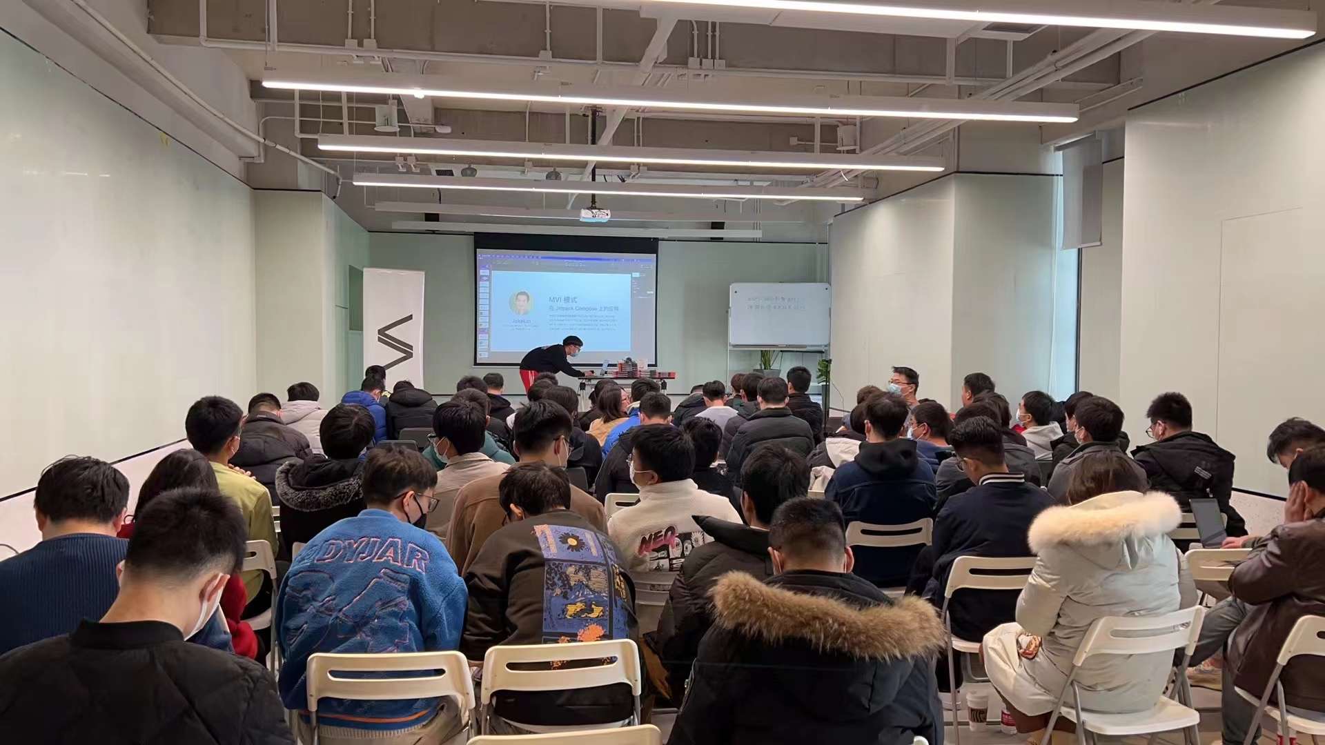 T Salon 技术活动现场，开发者正在听嘉宾分享